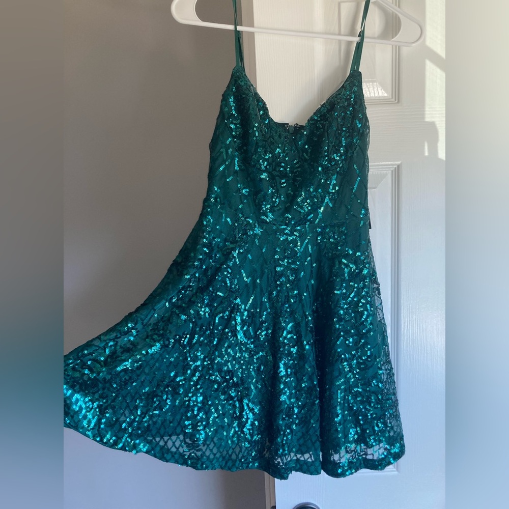BRAND NEW W/TAGS Women’s size small emerald green Lulus dress with sequins